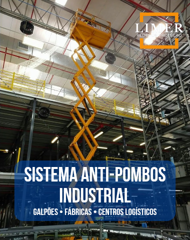 Sistema Anti-pombos industrial instalado em galpão com rede de proteção aérea.